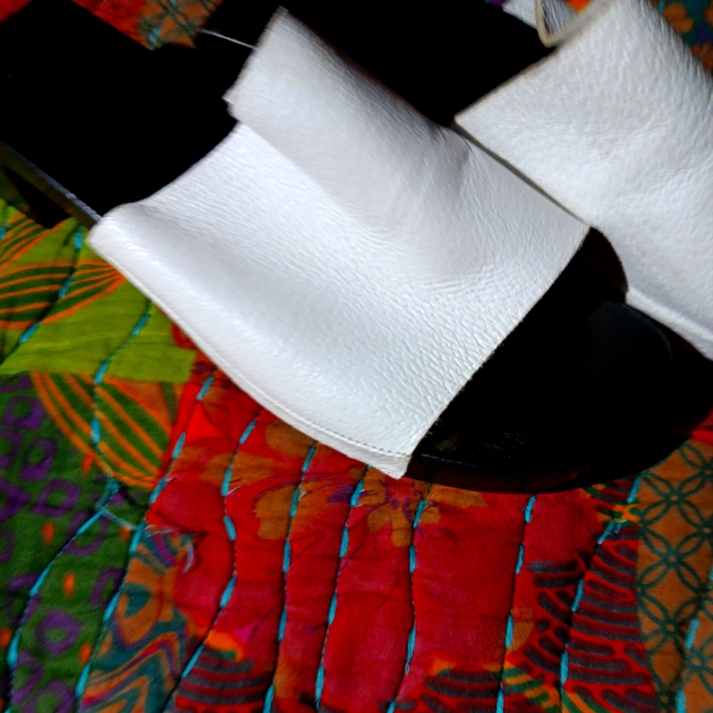 Stylish White and Black Open-Toe Made In Italy Gucci sandal